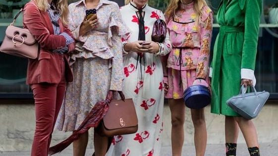 5 sposobów na ciepłe i modne stylizację z sukienkami