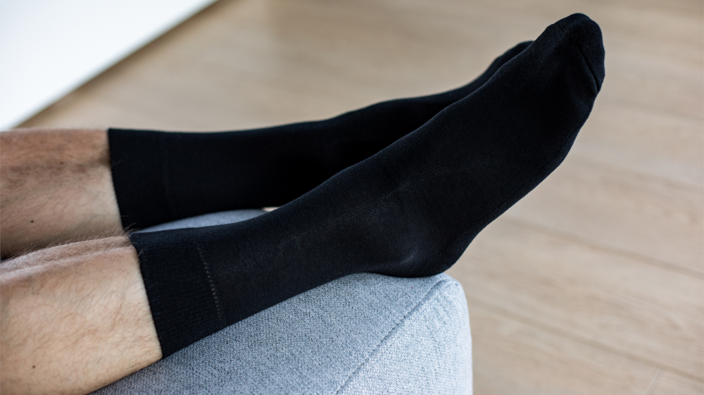 Jak nosić czarne skarpetki męskie? Poradnik modnego mężczyzny.