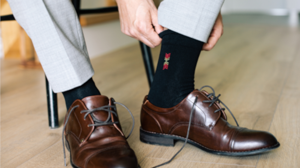 Jak stylowo łączyć skarpetki z garniturem? Uniknij modowego faux pas!