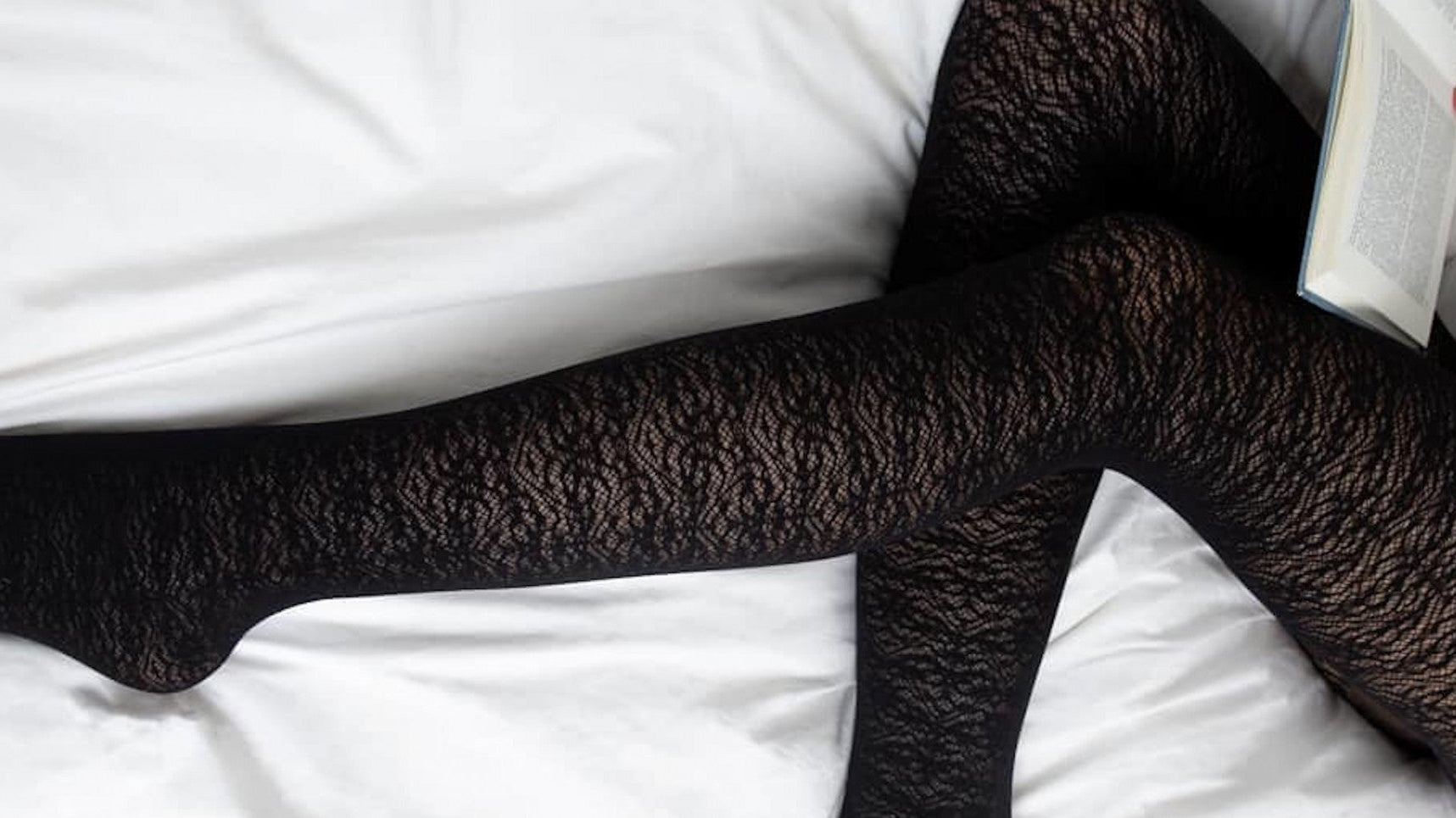 Jak nosić ażurowe rajstopy? 3 stylizacyjne inspiracje z rajstopami ażurowymi