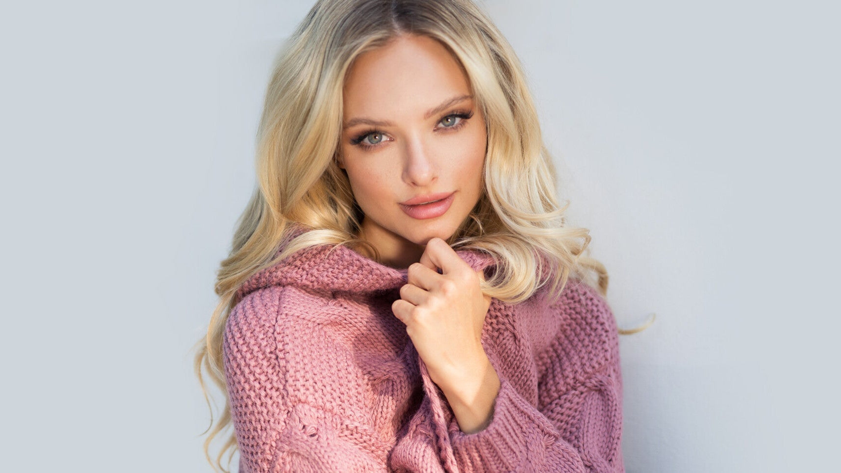 Jak ożywić prostą stylizację ze swetrem?