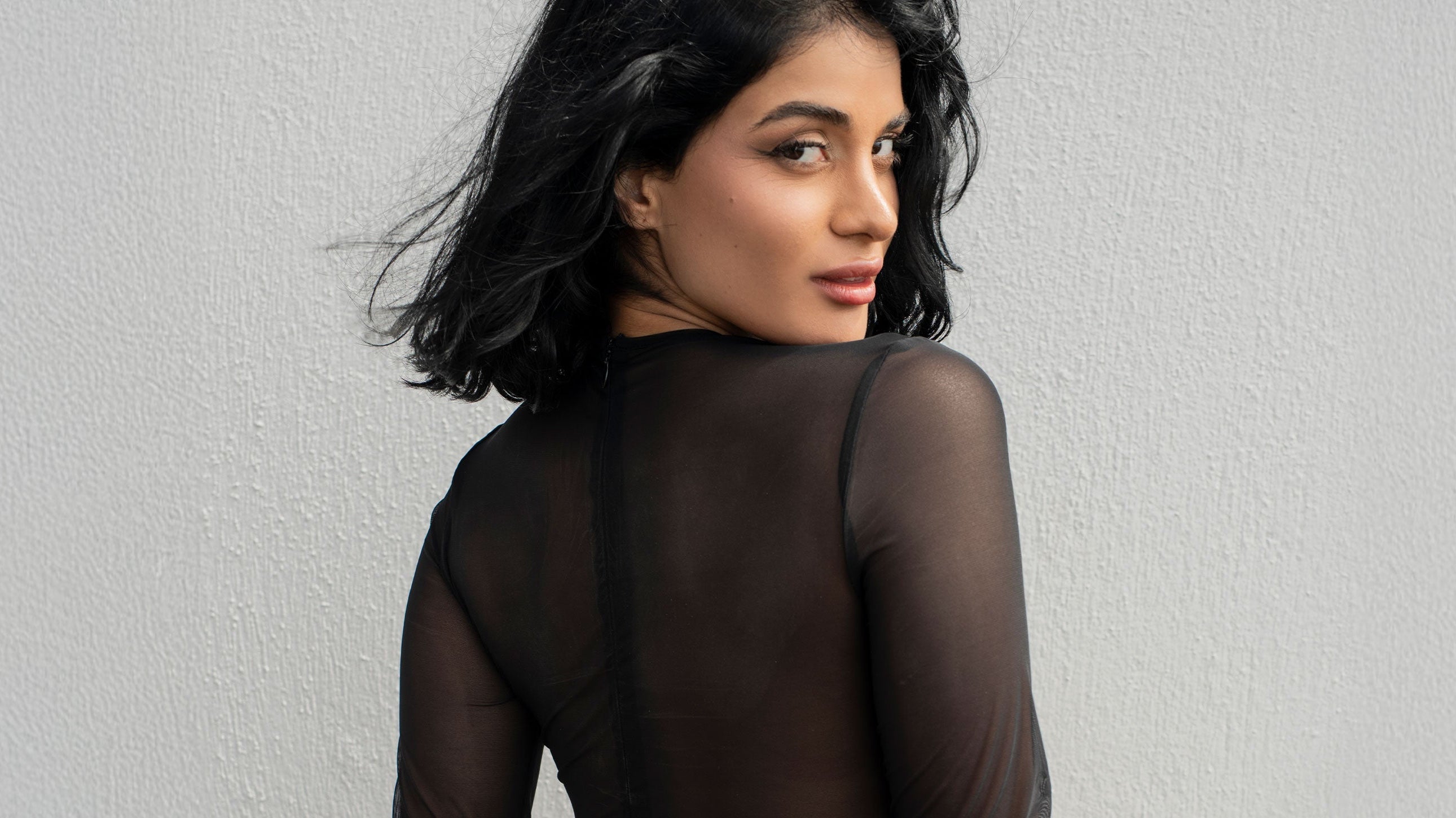 Środek lata, a Ty chcesz świetnie wyglądać? Przypominamy o zaletach body pod sukienkę!