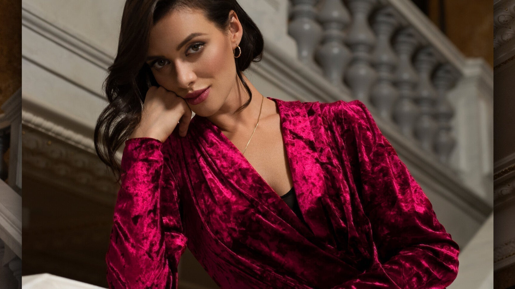 Welurowa odzież w roli głównej – eleganckie i kobiece stylizacje na wiele okazji