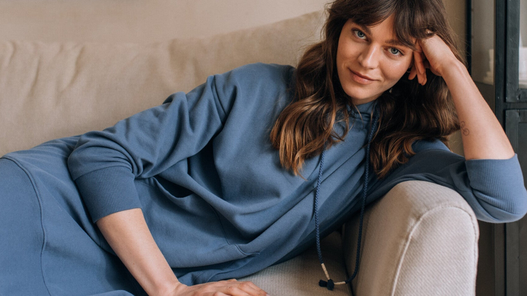 Dres damski jako stylizacja do pracy w biurze? (R)ewolucja w świecie mody!