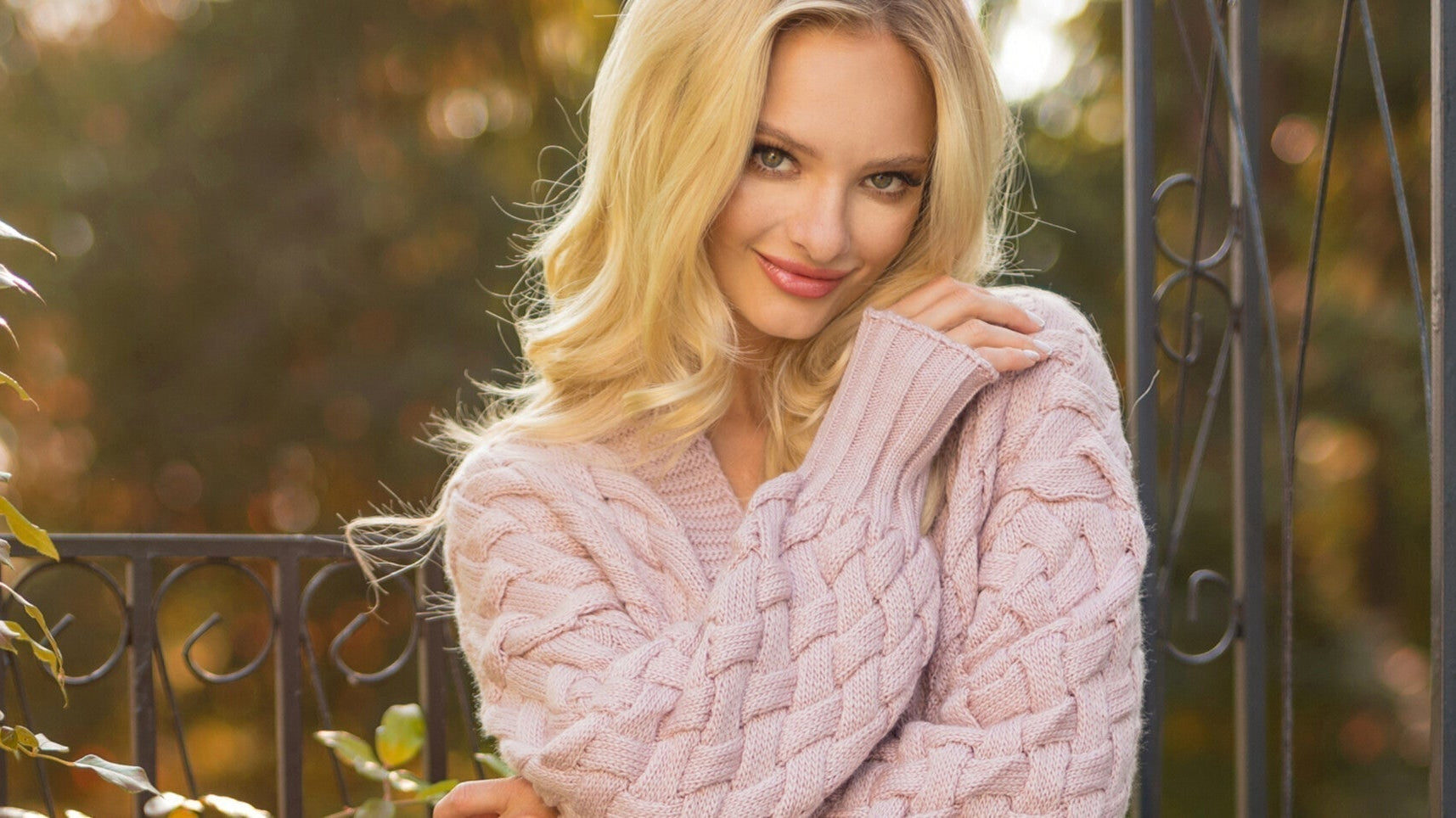 Postaw na swetry – 6 pomysłów na stylizacje ze swetrem w roli głównej