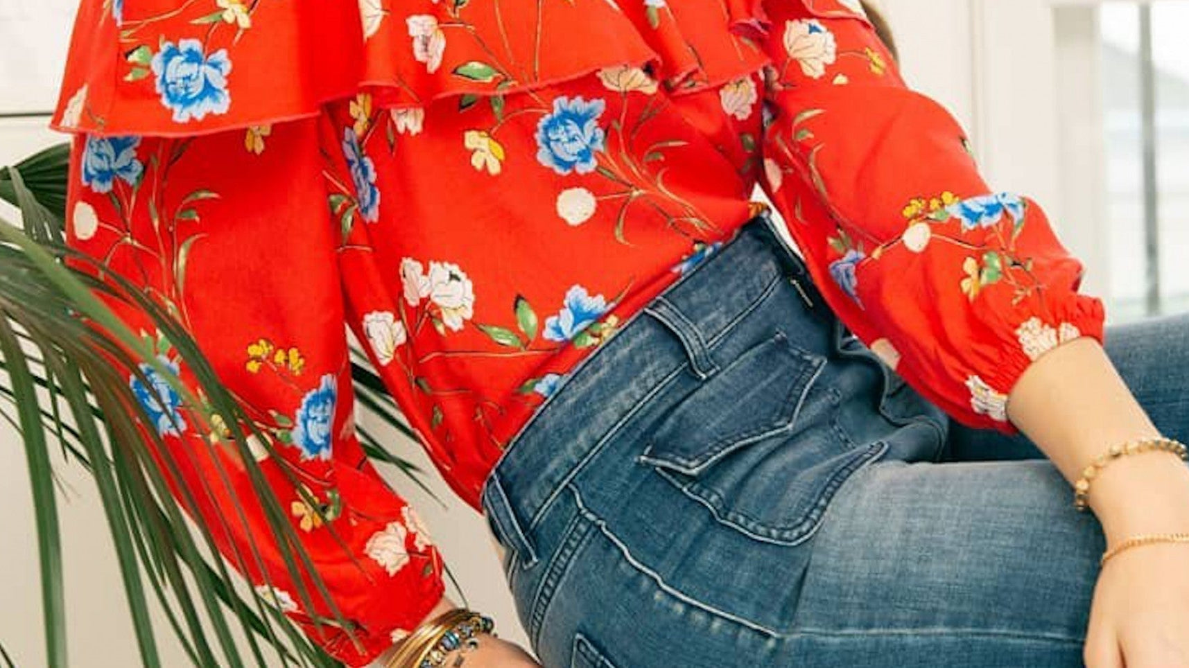 Bluzki do jeansów – 7 pomysłów na niezawodny duet bluzki z jeansami