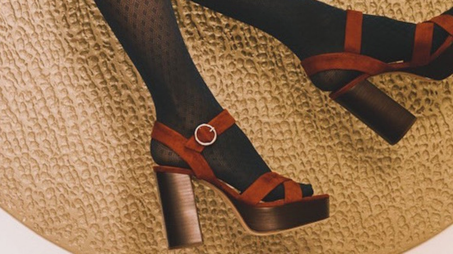 Jak łączyć rajstopy i sandały? Pomysły na wyjątkowe stylizacje