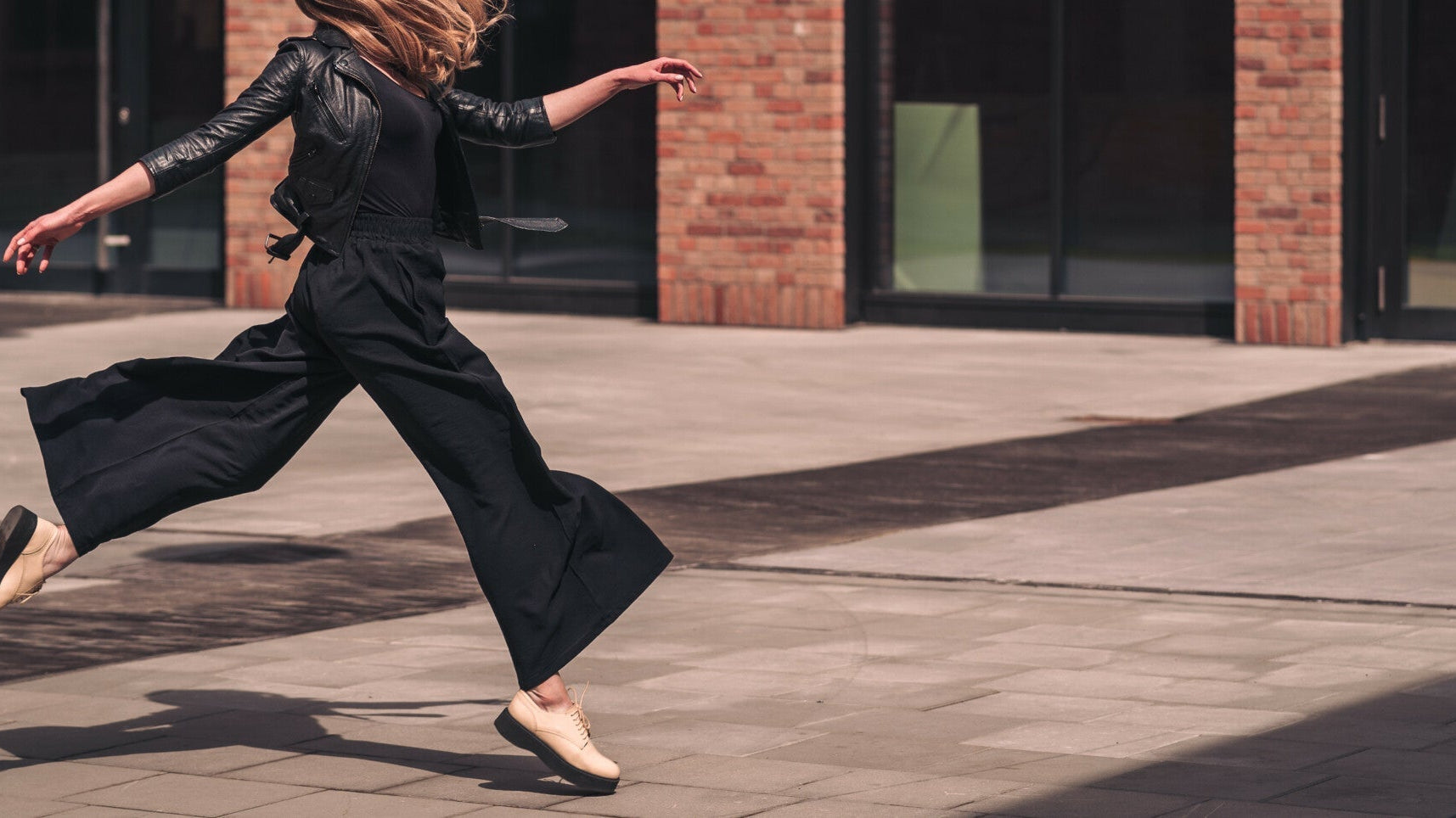 Spodnie z szerokimi nogawkami – najmodniejszy model spodni tego sezonu