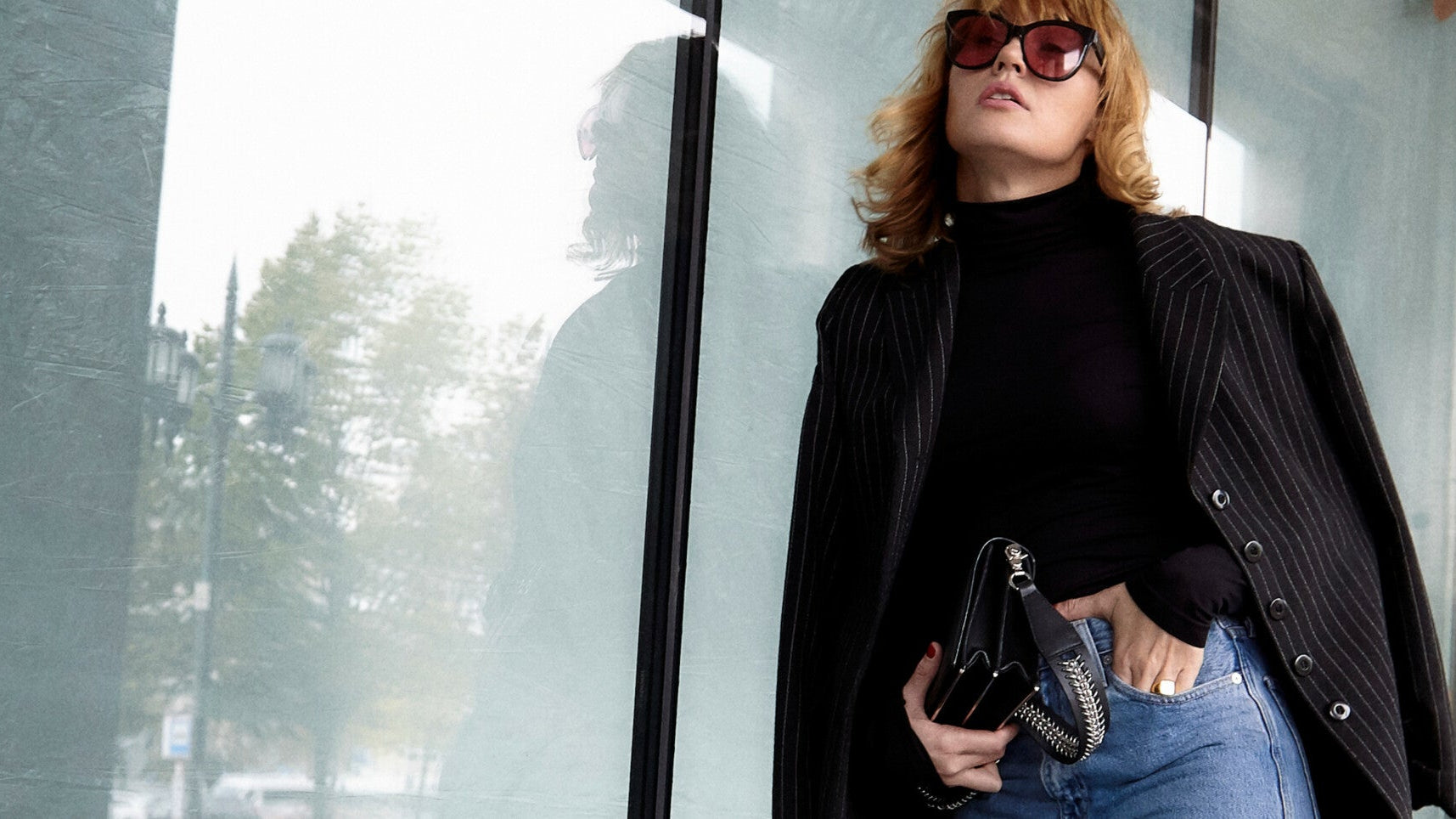 Jak nosić dopasowane spodnie? Przykładowe stylizacje