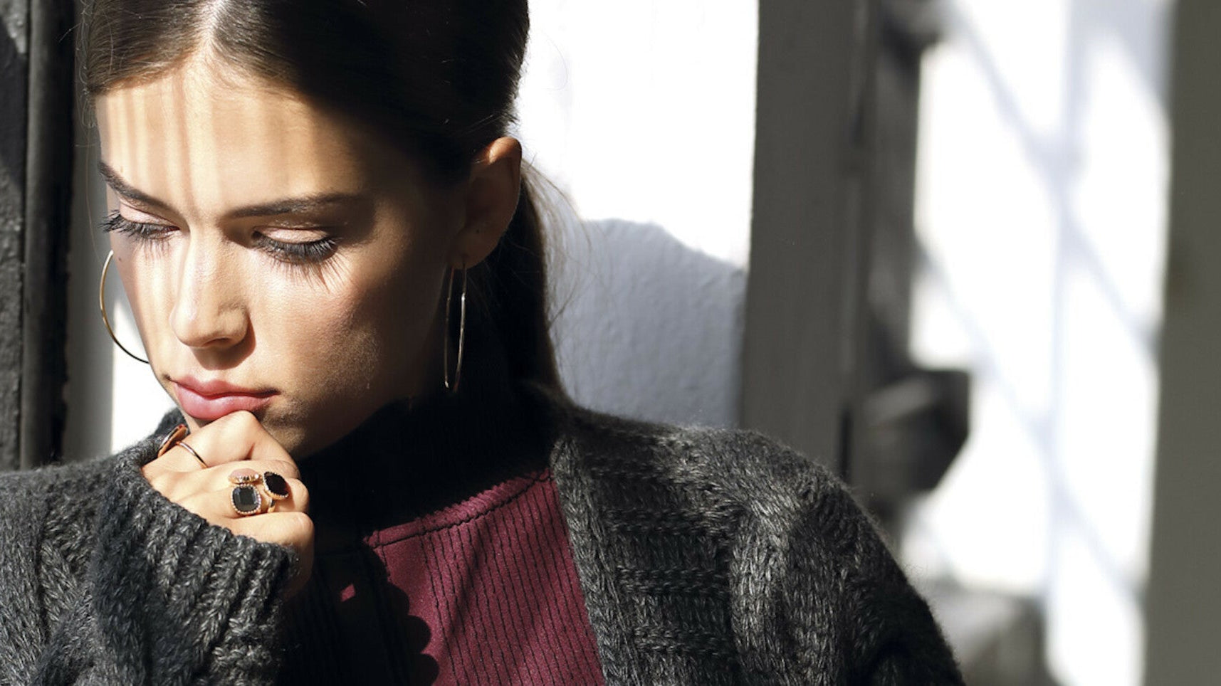 Jak nosić swetry oversize? Pomysły na stylizacje