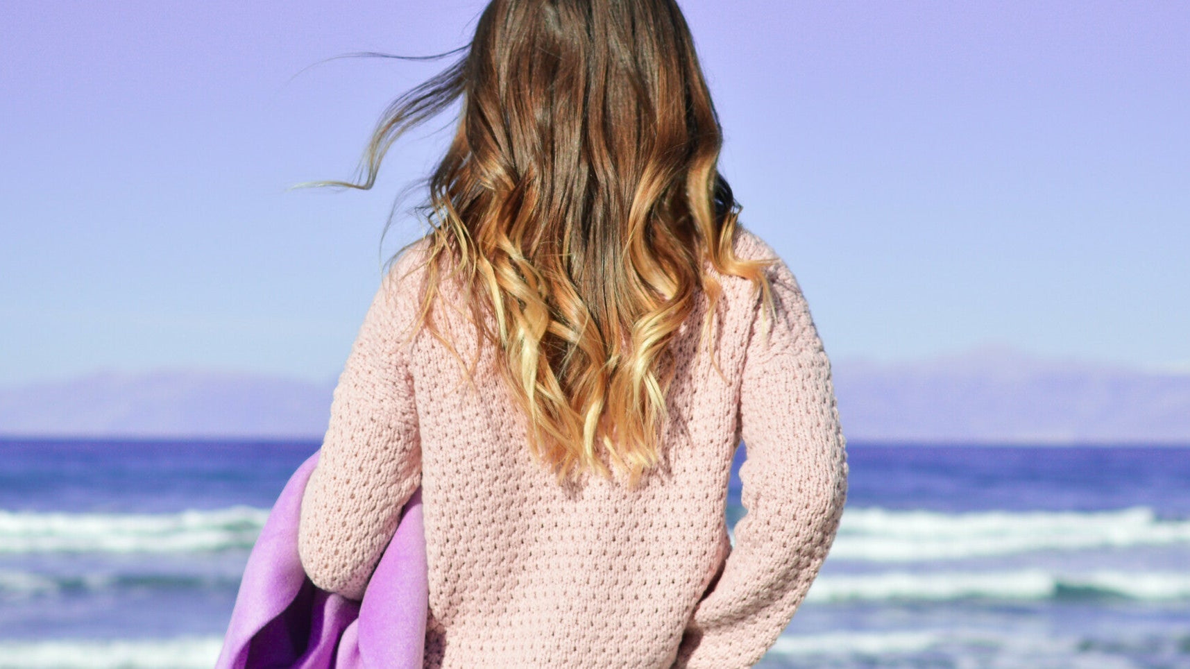 Najmodniejsze damskie swetry na chłodne letnie wieczory