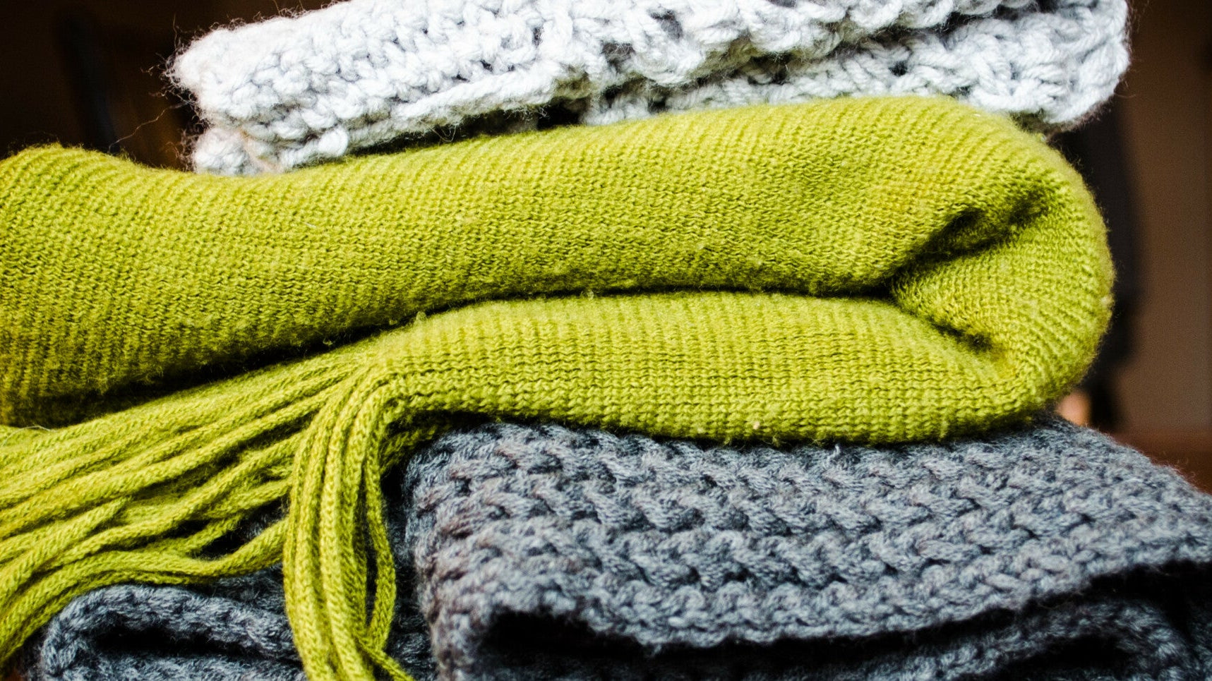 Jak wiązać szalik zimą? Pomysły na modne stylizacje