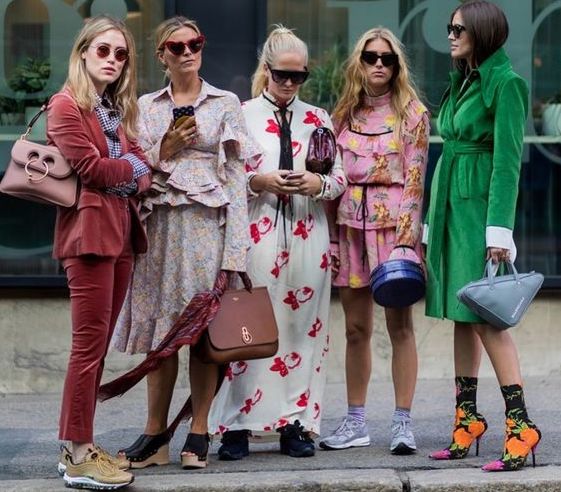 5 sposobów na ciepłe i modne stylizację z sukienkami