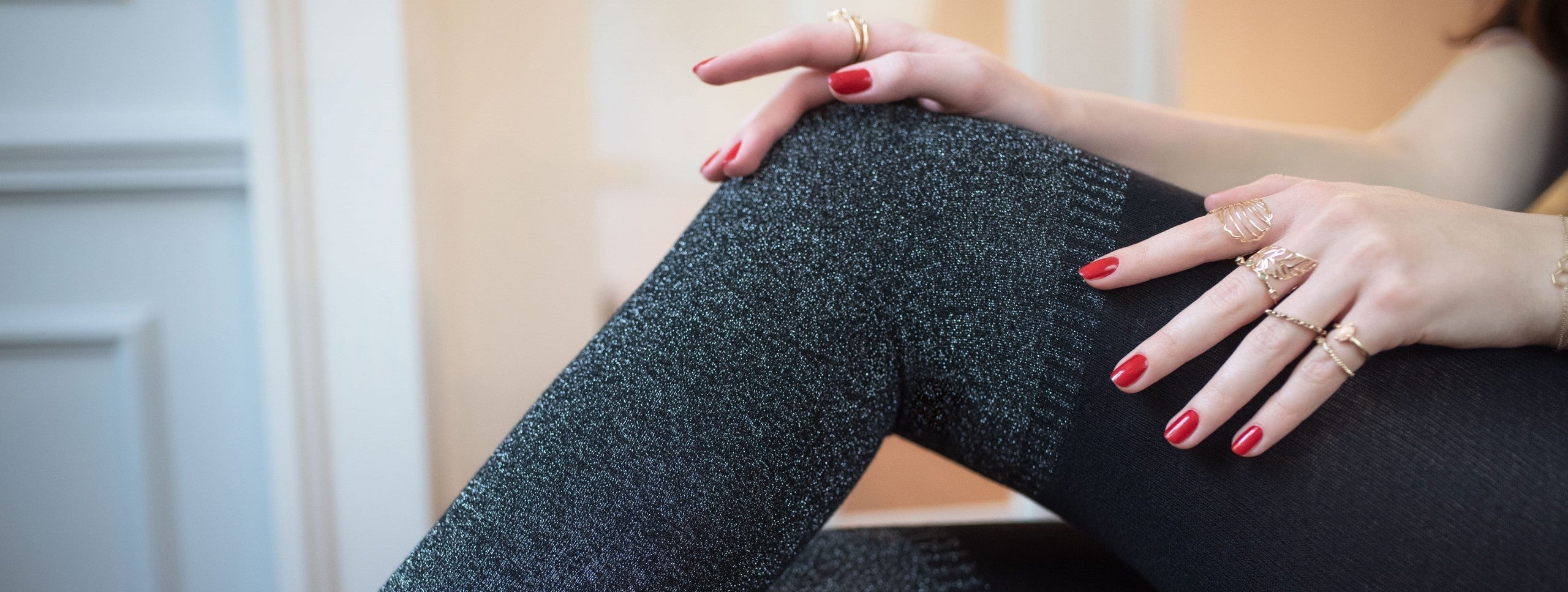 Cekiny, brokat, lureks - jak nosić błyszczące rajstopy?