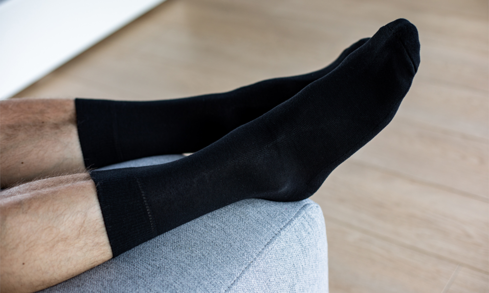 Jak nosić czarne skarpetki męskie? Poradnik modnego mężczyzny.