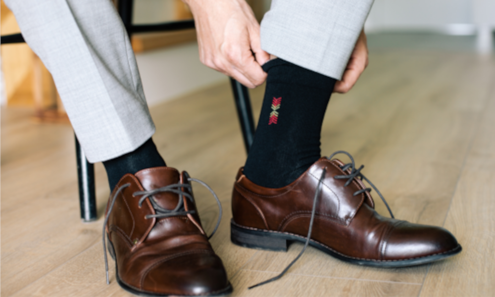 Jak stylowo łączyć skarpetki z garniturem? Uniknij modowego faux pas!