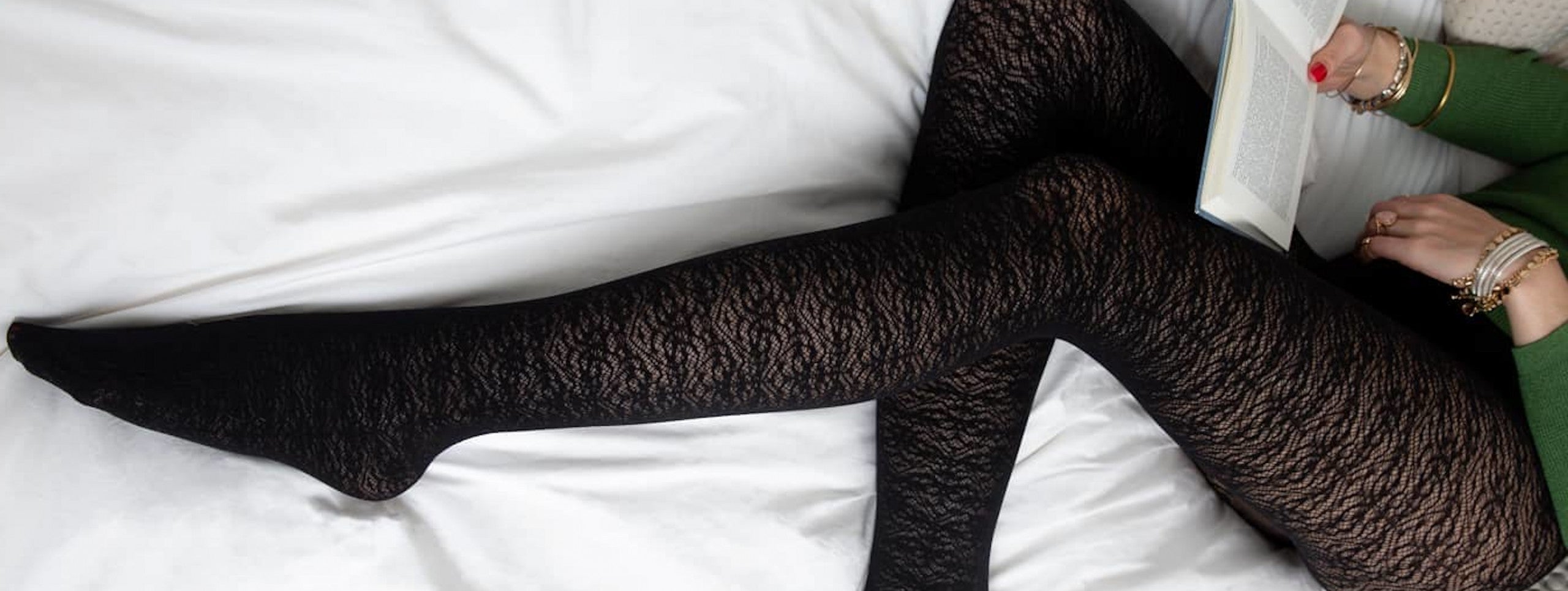 Jak nosić ażurowe rajstopy? 3 stylizacyjne inspiracje z rajstopami ażurowymi