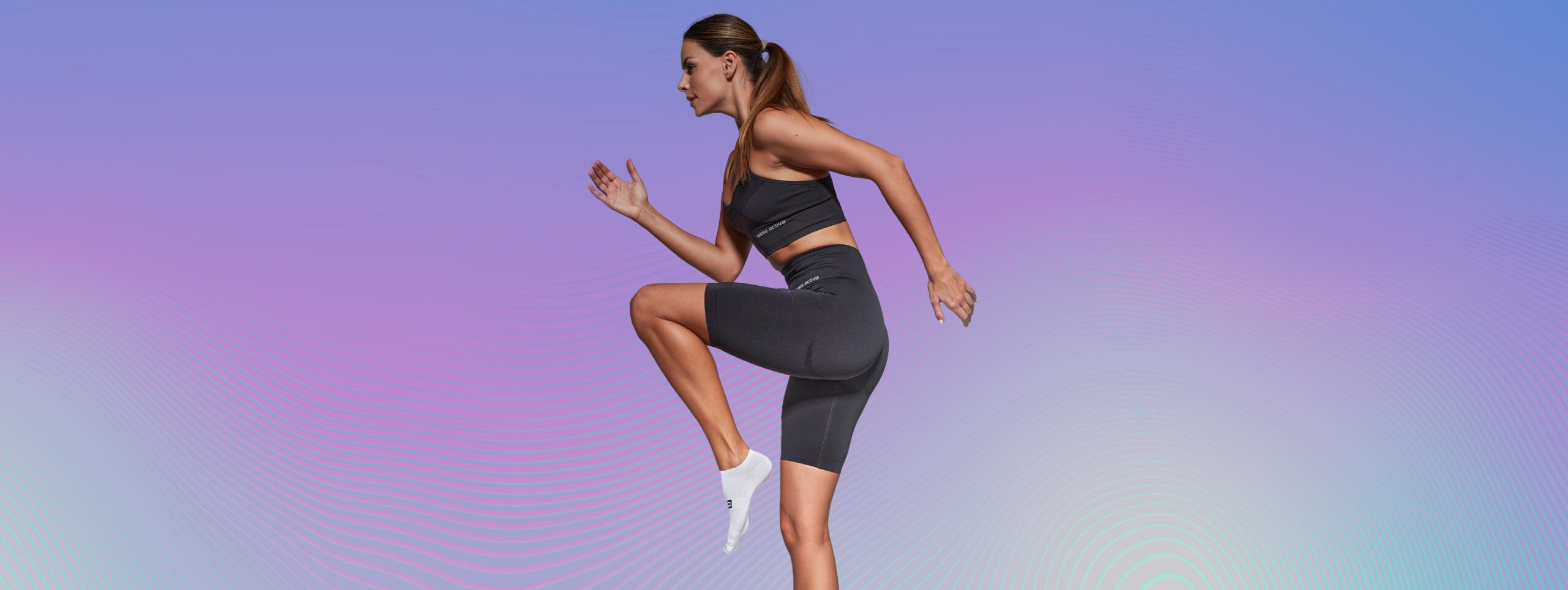 Kompletnie gotowa na trening – damski strój sportowy i akcesoria dla aktywnych kobiet