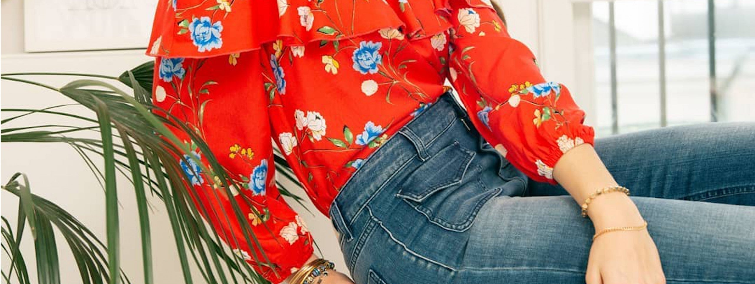 Bluzki do jeansów – 7 pomysłów na niezawodny duet bluzki z jeansami