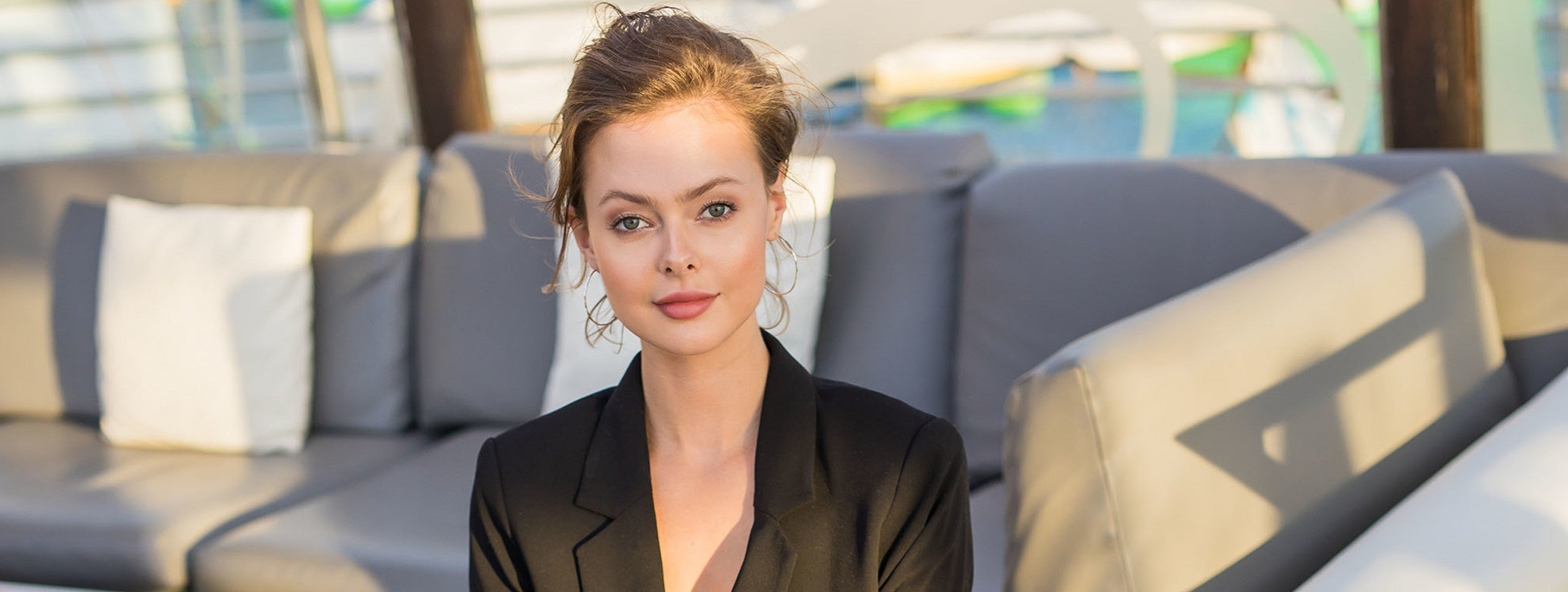 Co założyć pod marynarkę? Połączenia z marynarką damską na każdą okazję