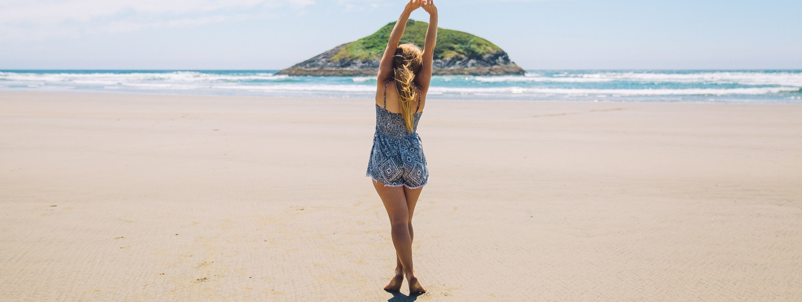 Najmodniejsze dodatki plażowe - skompletuj swoją plażową stylizacje