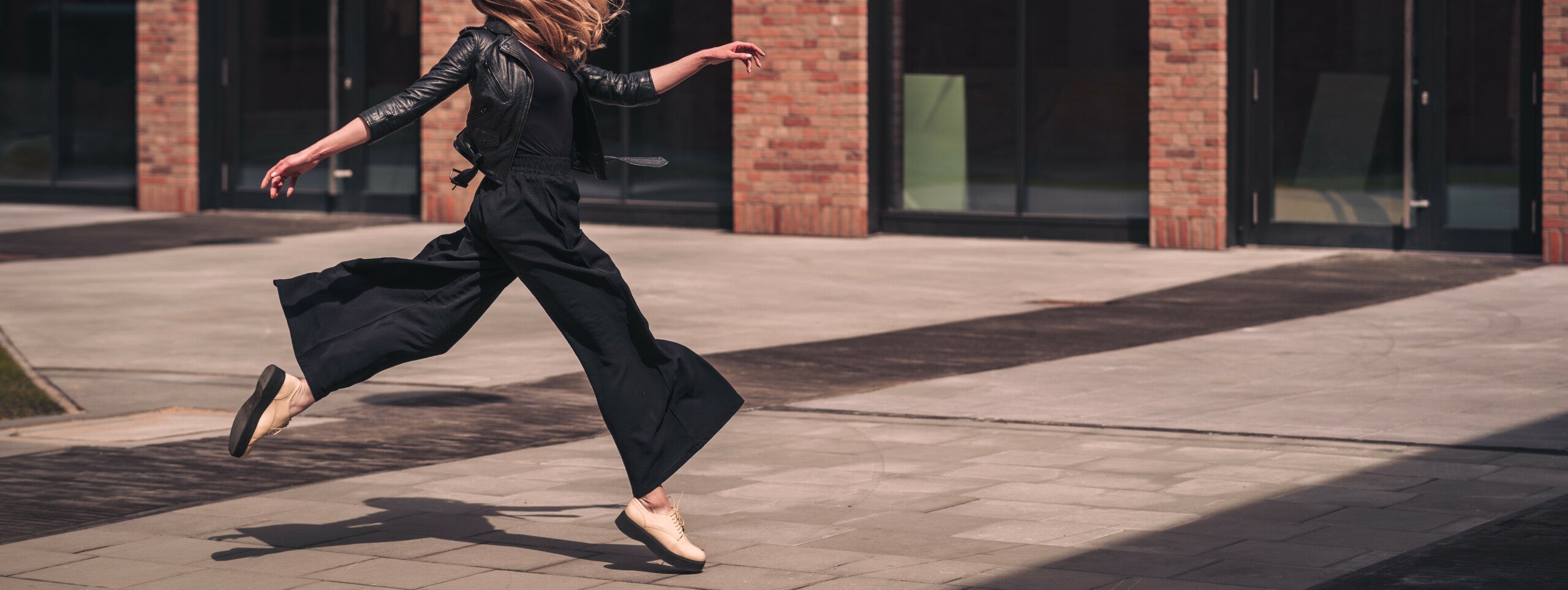 Spodnie z szerokimi nogawkami – najmodniejszy model spodni tego sezonu