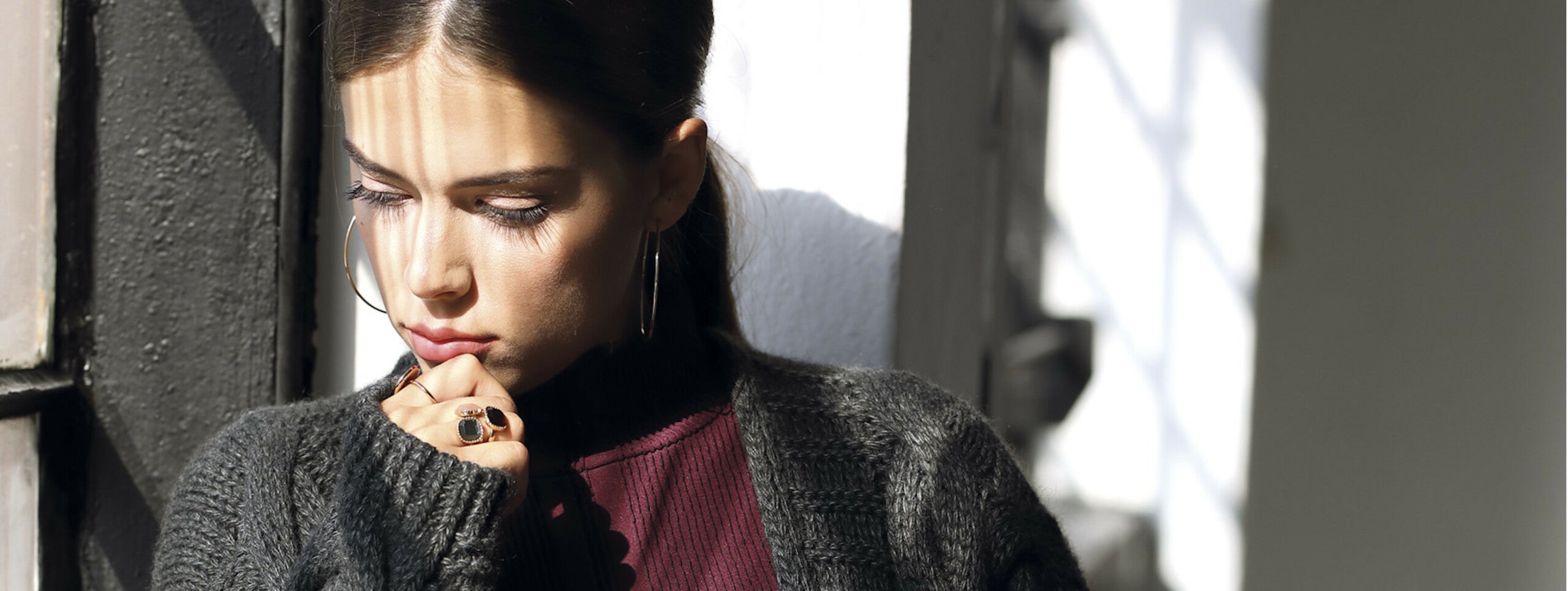 Jak nosić swetry oversize? Pomysły na stylizacje