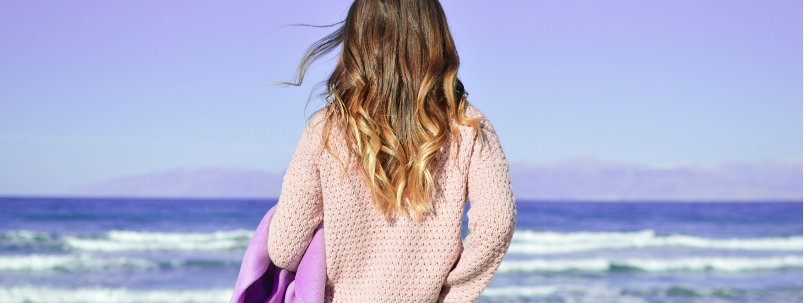 Najmodniejsze damskie swetry na chłodne letnie wieczory