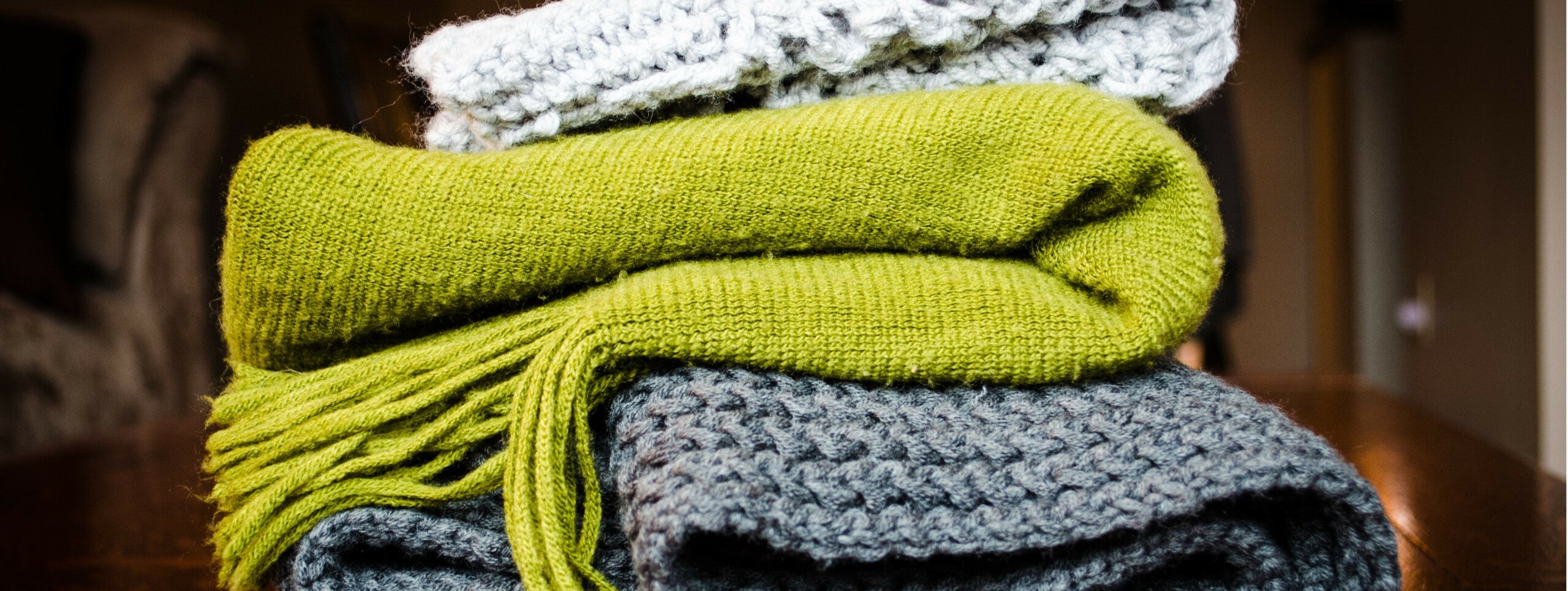 Jak wiązać szalik zimą? Pomysły na modne stylizacje