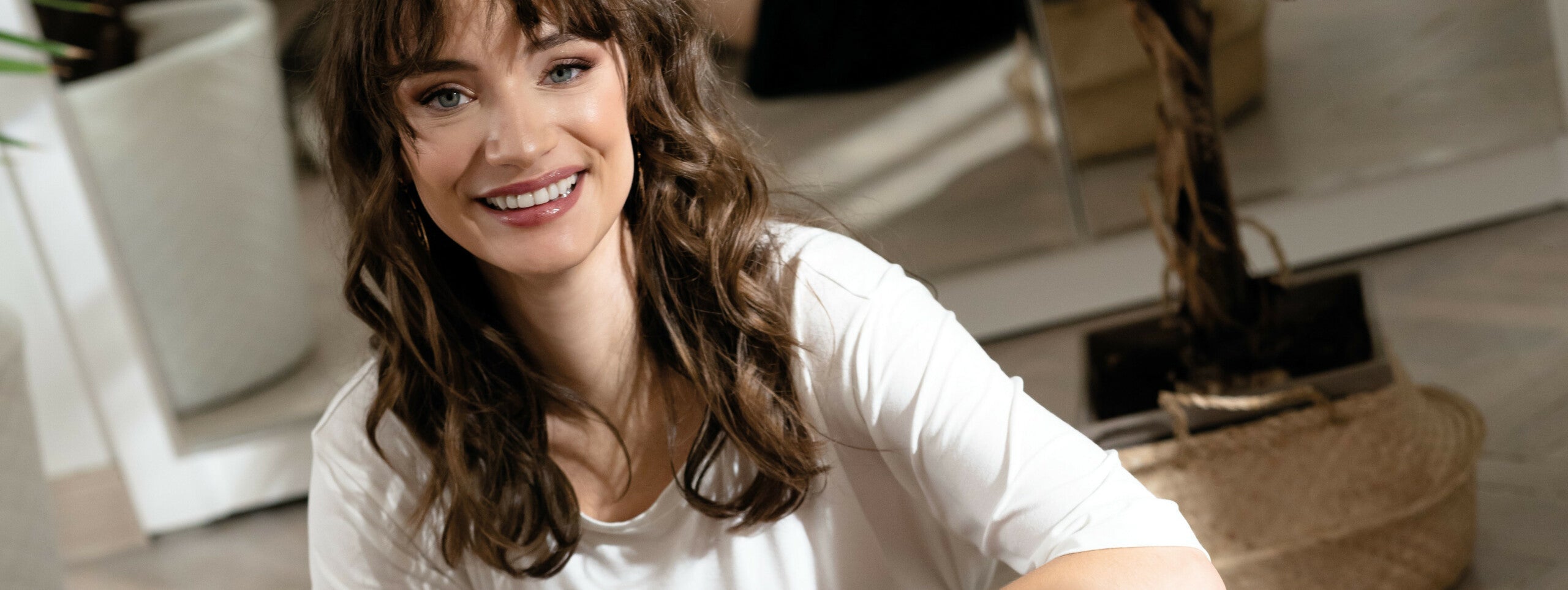 5 pomysłów na stylizację z białym T-shirtem w roli głównej