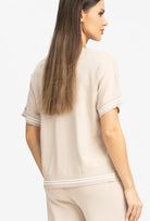 Beżowa bluzka z krótkim rękawem Elegance