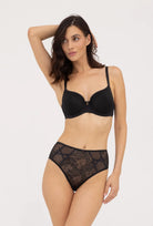 Czarne brazyliany z wysokim stanem Dominica