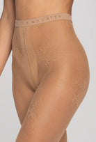 Beżowe rajstopy z kwiatowym wzorem Garden z kolekcji Zień x Gatta