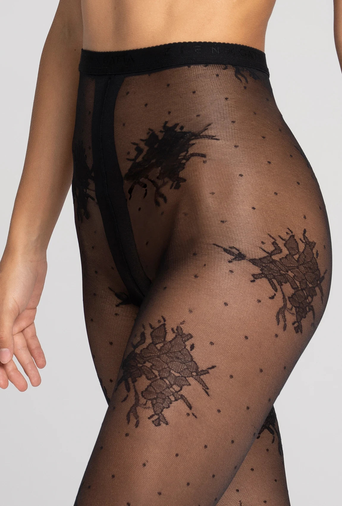 Czarne rajstopy z kwiatowym wzorem Garden z kolekcji Zień x Gatta - Gatta