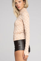 Beżowy golf Monogram z kolekcji Zień x Gatta