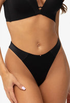 Czarne stringi Jolie