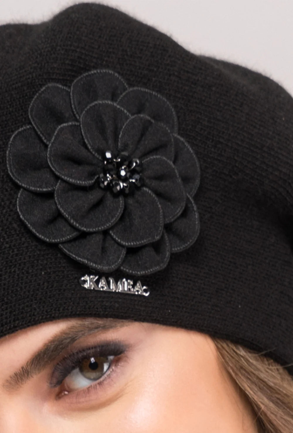 Beret z kwiatową aplikacją Kama - Gatta