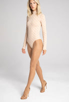 Beżowe rajstopy z geometrycznym wzorem Monogram z kolekcji Zień x Gatta