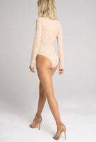 Beżowe rajstopy z geometrycznym wzorem Monogram z kolekcji Zień x Gatta