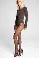 Brązowe rajstopy z geometrycznym wzorem Monogram z kolekcji Zień x Gatta