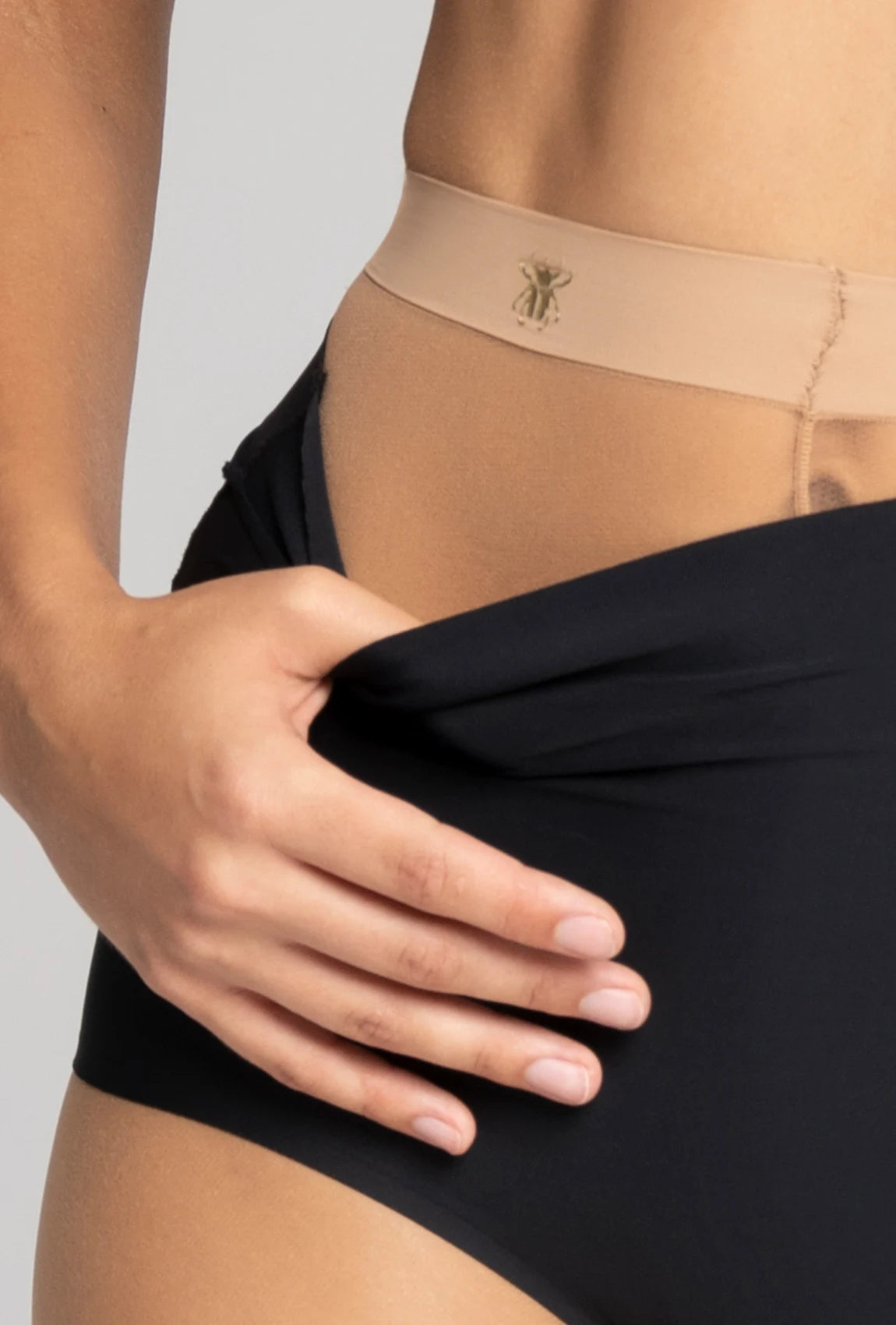 Gładkie beżowe rajstopy damskie Scarab z kolekcji Zień x Gatta - Gatta