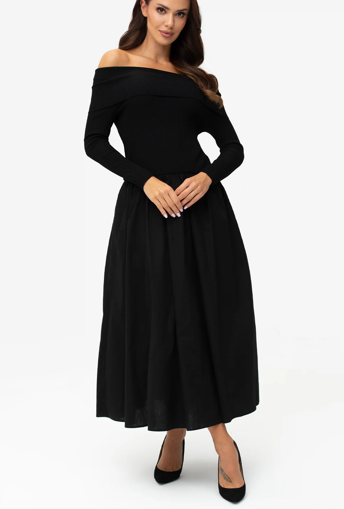 Czarna sukienka eksponująca ramiona Madamme