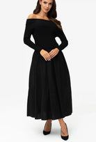 Czarna sukienka eksponująca ramiona Madamme