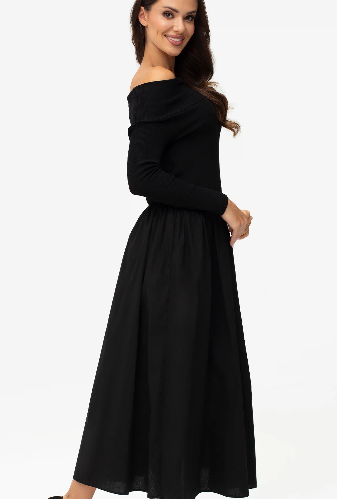 Czarna sukienka eksponująca ramiona Madamme - Gatta